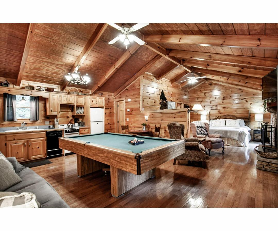 Peekaboo With Hot Tub, Pool Table, And Jacuzzi Pigeon Forge Exterior foto