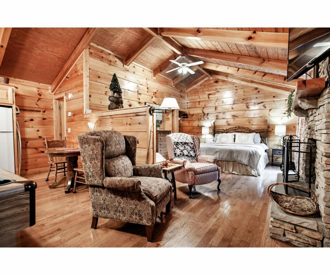 Peekaboo With Hot Tub, Pool Table, And Jacuzzi Pigeon Forge Exterior foto