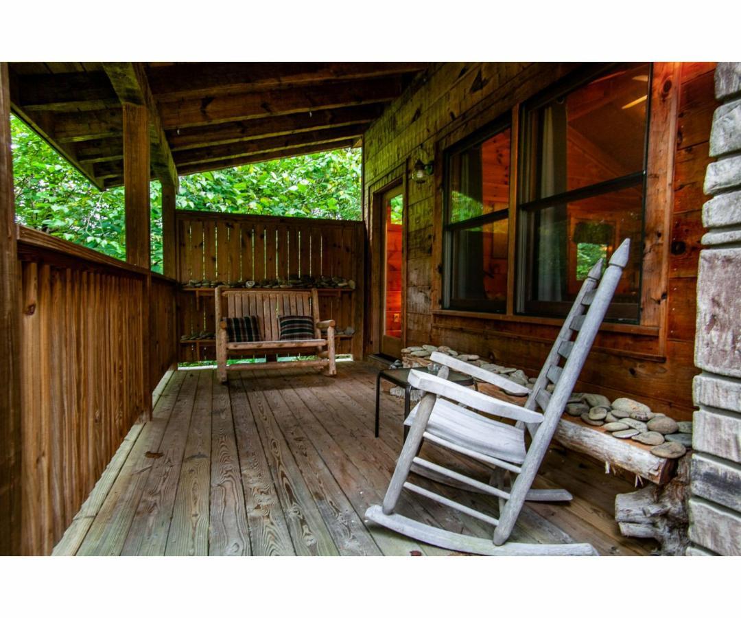 Peekaboo With Hot Tub, Pool Table, And Jacuzzi Pigeon Forge Exterior foto