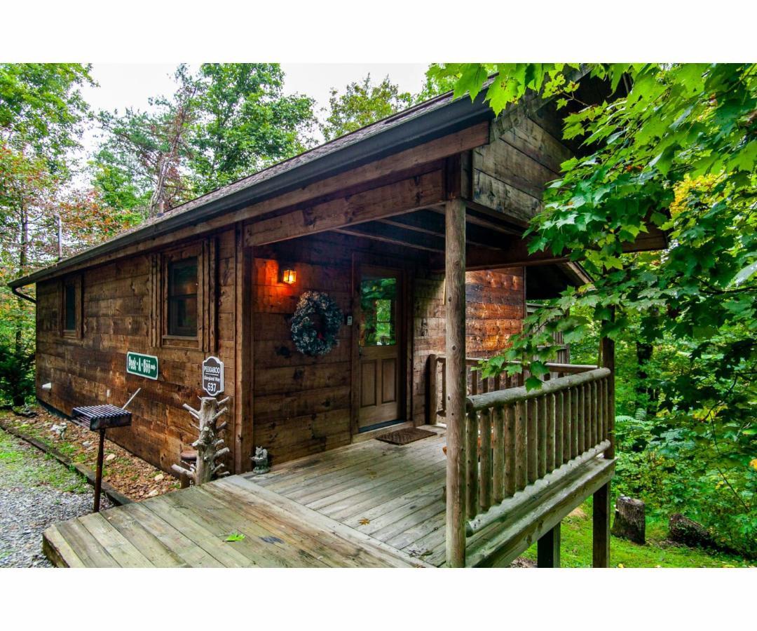 Peekaboo With Hot Tub, Pool Table, And Jacuzzi Pigeon Forge Exterior foto